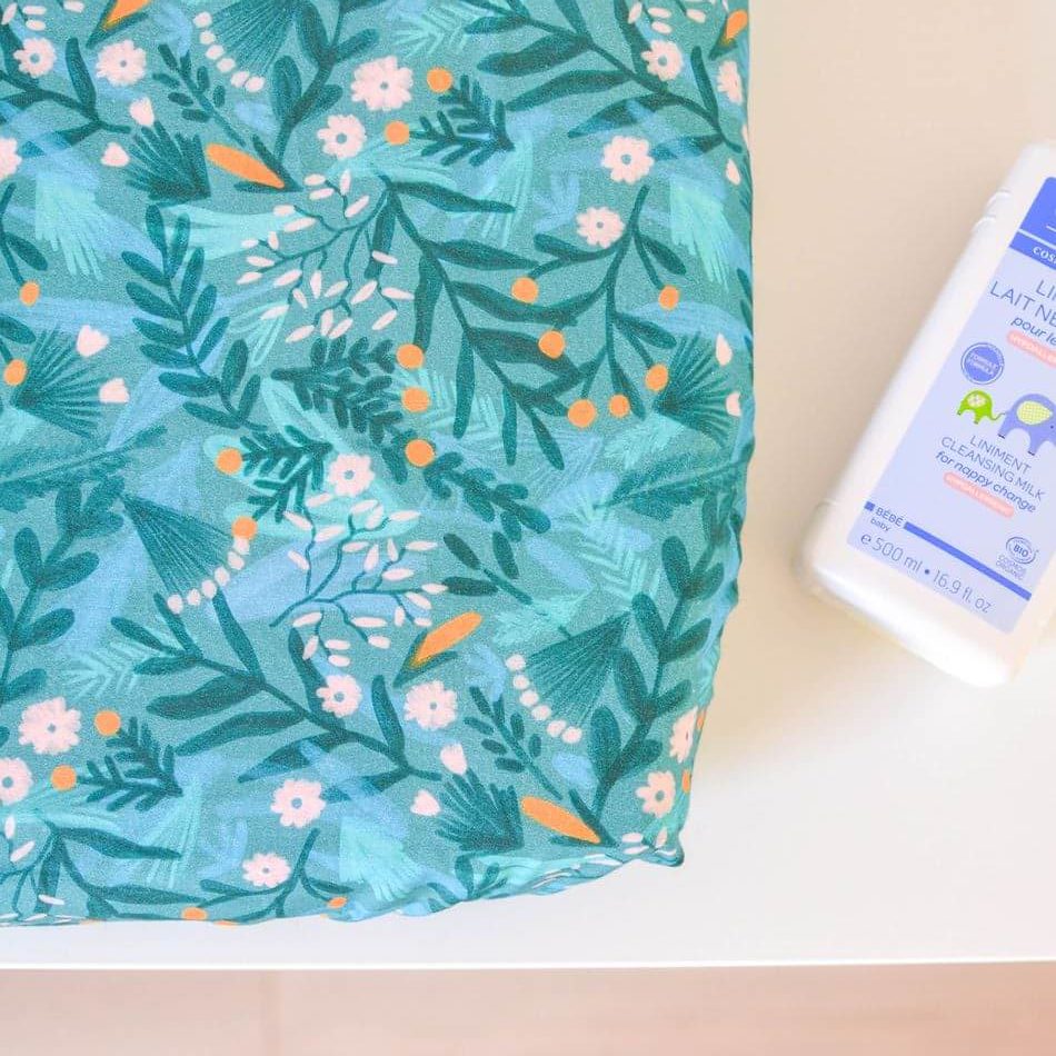 Close up matelas à langer bébé végétal et liniment