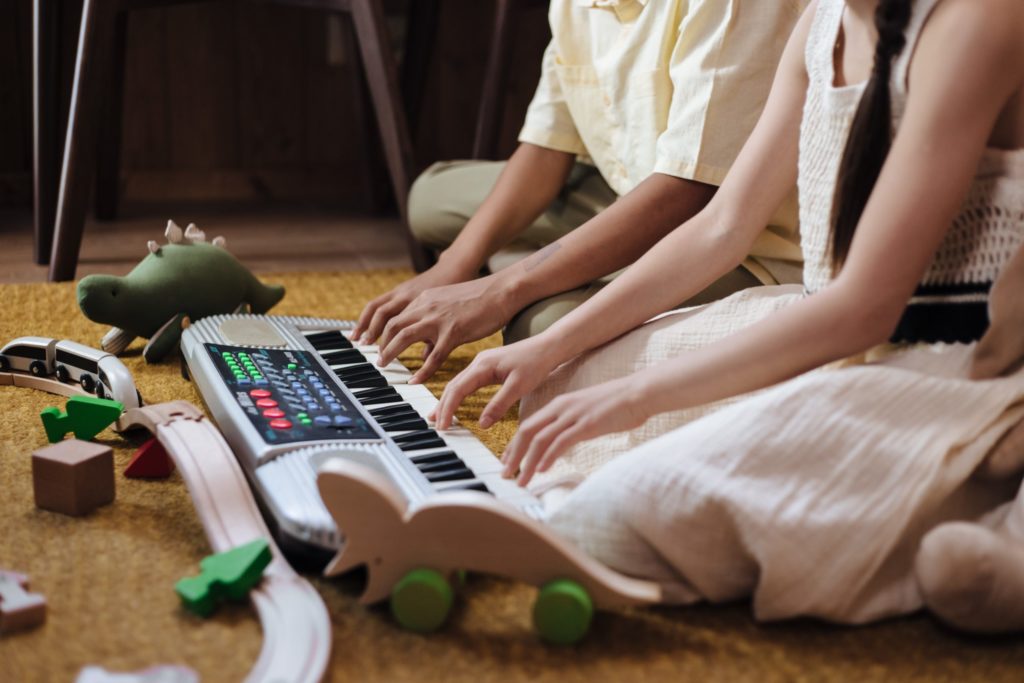 parent et enfant qui jouent ensemble