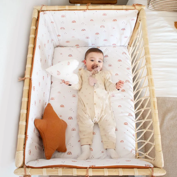 bébé qui dort dans un lit cododo de type montessori