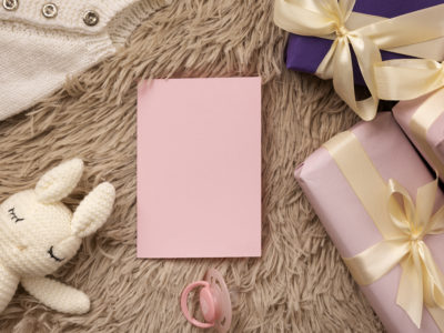 objets montrant l'arrivée d'un bébé