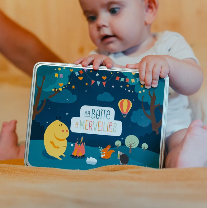 enfant qui tient une boite à trésor