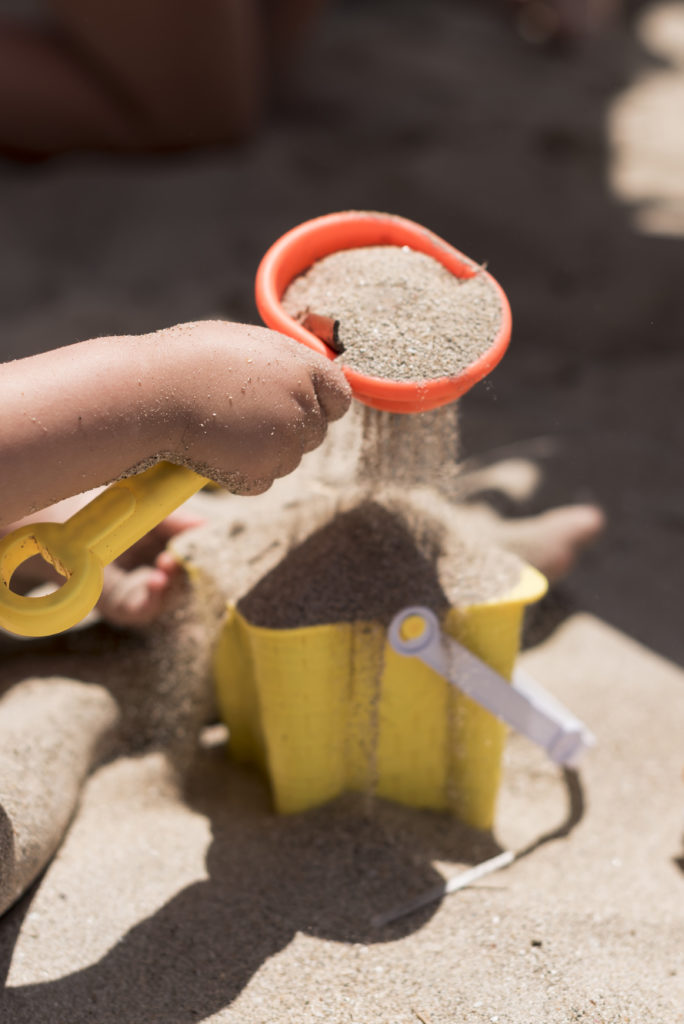 enfant qui joue dans un bac à sable