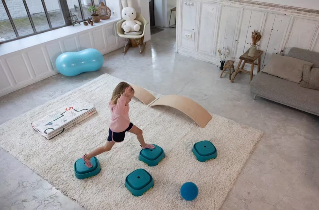 occuper enfant 2 ans maison baby gym parcours motricité enfant salon